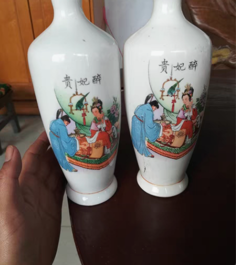 老酒瓶子一对完整没毛病，有喜欢的联系吧！有...