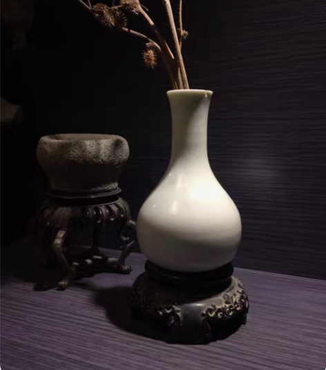 雅室摆品小花瓶，口有一处飞皮，品相完美，底...
