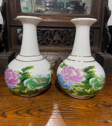 酒瓶一对 完整 蝶恋花 景德镇制 感兴趣的...