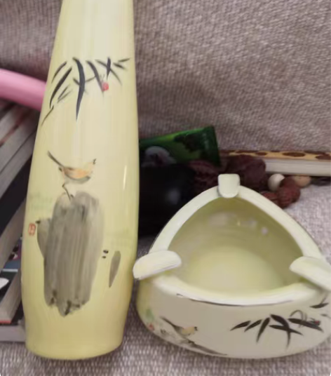 几十年的瓷器花瓶和烟缸画片干净漂亮，两个一...