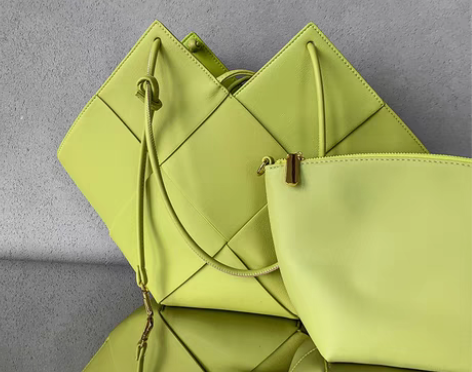 转卖余潇潇【假日汽水】小众设计二层牛皮托特...