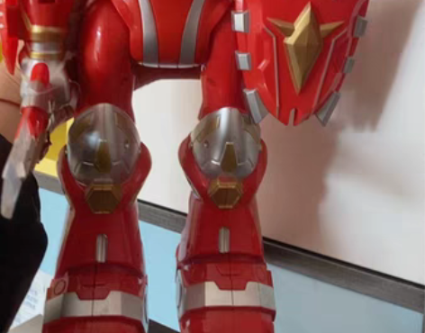 奥特曼 带音乐 能走路，放电池，带开关按钮...