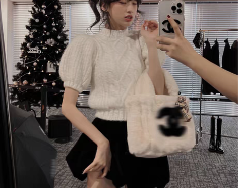 转卖IN MIMIFACE 白色泡泡袖毛衣...