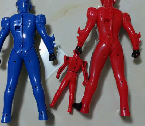 奥特曼玩具，两大两小，大的可以放电池发声，...