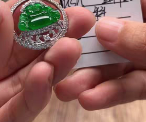 岳光倾城翡翠  绿佛公 是好看的危背光不黑...