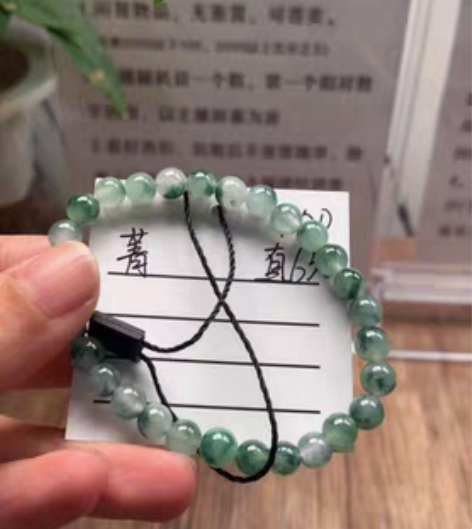 岳光倾城冰飘花翡翠手串 这个是今天唯一的收...