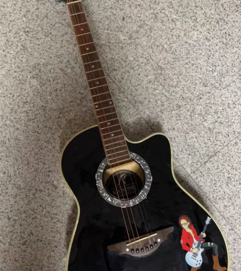 吉他也是全新的 ，弦要自己调了 ，放得都是...
