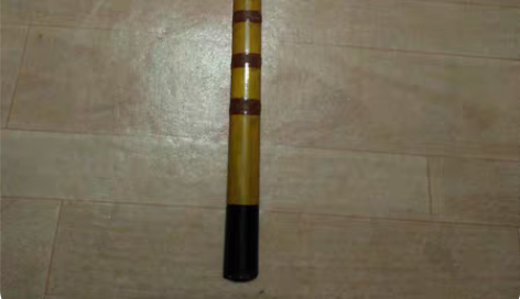 闲置的一根笛子，G调，膜掉了，用透明胶布贴...