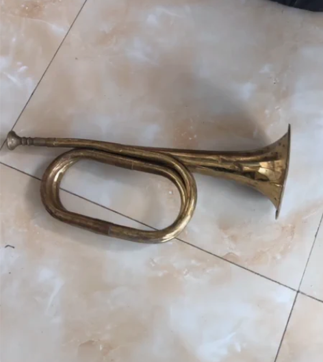 一把老铜军号，整体完好，能正常使用，有轻微...