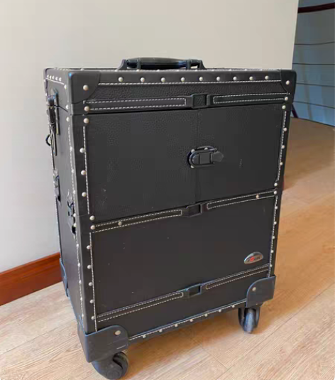 铆钉拉杆化妆箱，以前做化妆师时候买的，现在...