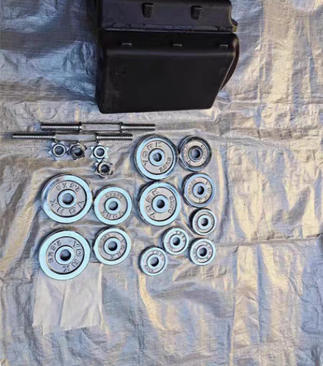 哑铃一对，基本全新，有一片0.5的掉漆了。...