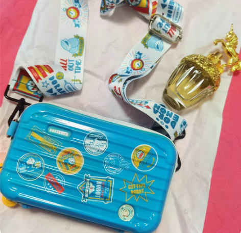 包邮哆啦A梦逐梦收纳包斜跨包单肩包 全新仅...