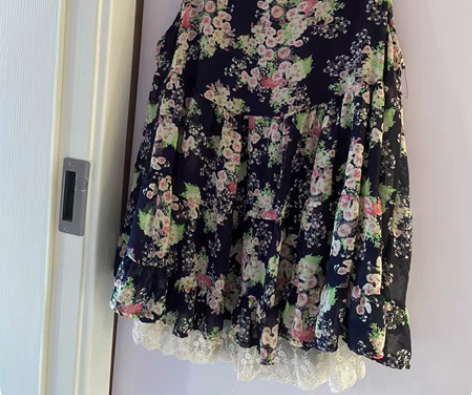 吊带背心裙 很早买的，没怎么穿，附近省份包...