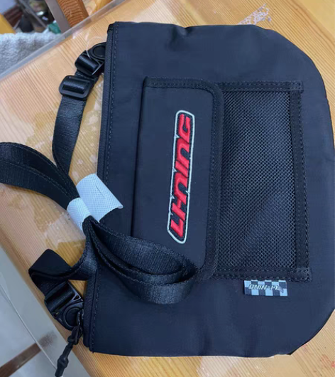 李宁运动生活系列斜挎包，全新带吊牌，官网刚...