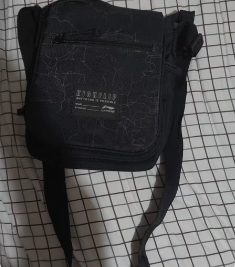 李宁小挎包，买来一次都没有用过 感兴趣的话...