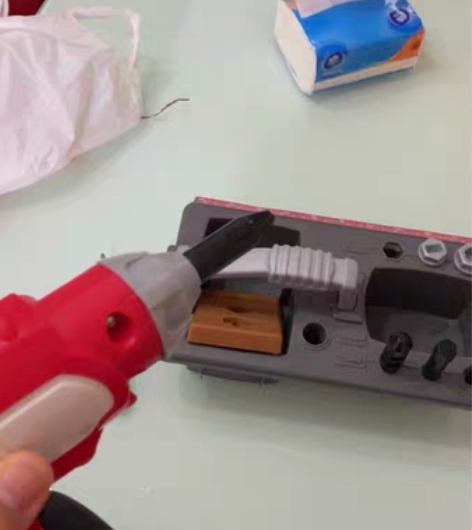 包邮费雪 男孩工具箱 少了一块板，一个螺丝...