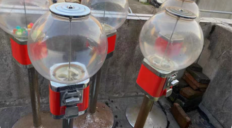 扭蛋机100元一个 感兴趣的话点“我想要”...