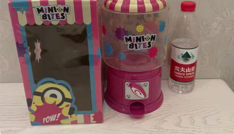 小黄人扭蛋机 带盒子 绝版限定款 品相如图...