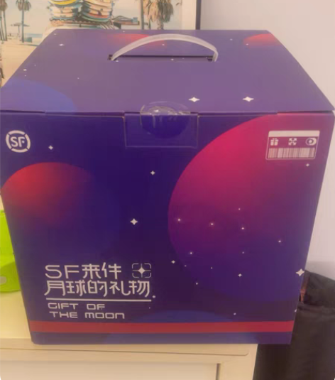 顺丰发的扭蛋机,一直放着没拆过,每个蛋里有...