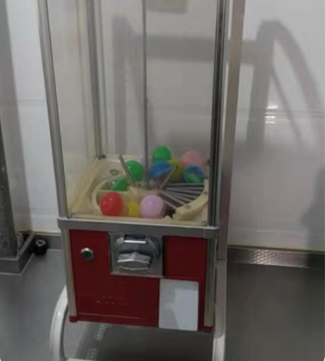 样品扭蛋机。特价处理了，外地不包邮，有意者...