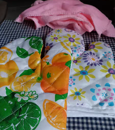 厨房用品全新,俩不锈钢勺,俩饺子器,一幅量...