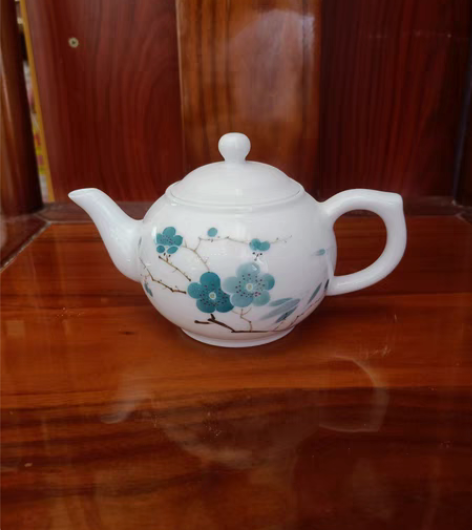 包邮红旗瓷厂釉中彩手绘蓝梅茶壶 感兴趣的话...