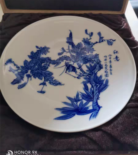 包邮秋意，旧藏美品，手绘青花虫草赏盘。带锦...