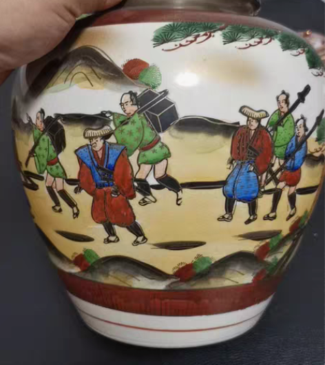 日本回流昭和时期老九谷人物花瓶，瓶口有微的...