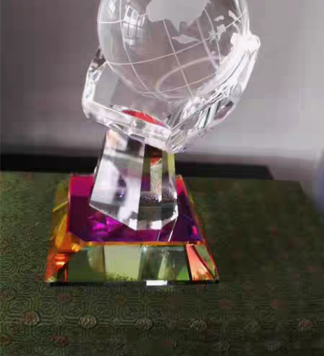 水晶地球仪工艺品摆件 全新，晶莹剔透，五光...