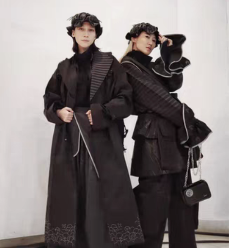 服装设计 可以接成衣制作 有实体工作室，可...