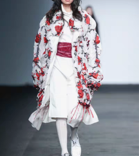 包邮达衣岩 莫尼斯的情人之十 羽绒服全新M...