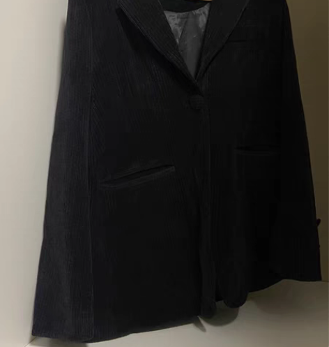 灯芯绒黑色西服 简约易搭配 感兴趣的话点“...