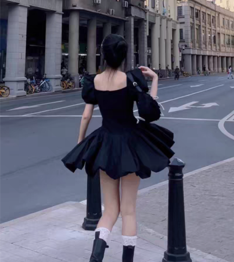 转卖韦小小 「黑天鹅」秒变直角肩 赫本风拼...