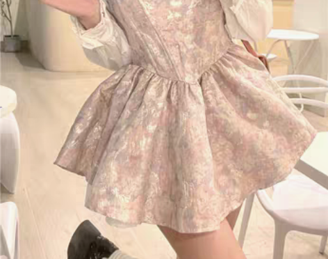 转卖设计感吊带连衣裙女秋季2022新款高级...