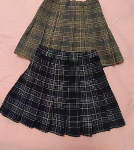 包邮两条，格子毛呢百褶裙，卡其色和藏青色 ...