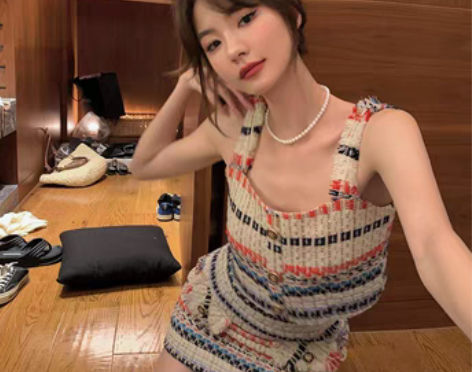 转卖邱肉瑶 夏季彩条显瘦吊带收腰短裙性感辣...