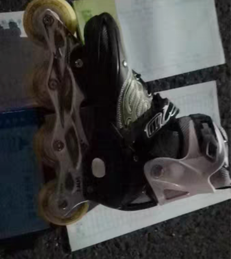 转卖溜冰鞋成年全套装夜光轮滑鞋旱冰鞋男女中...