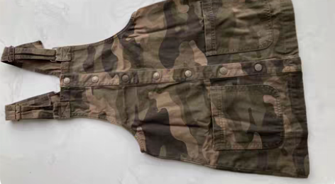 包邮全新迷彩背带牛仔裙，适合偏瘦155左右...