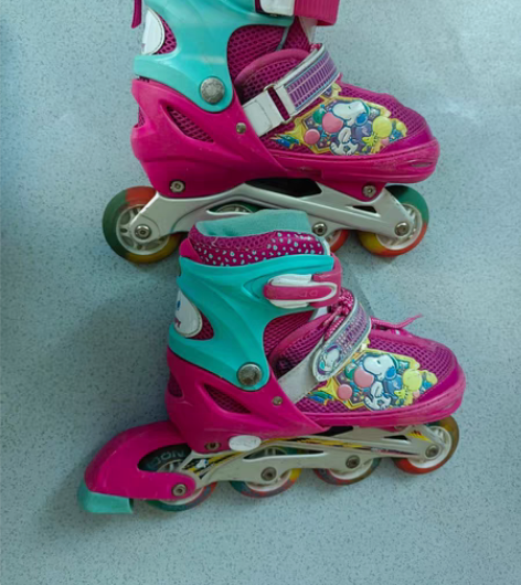 女孩轮滑鞋35－38可调节， 感兴趣的话点...