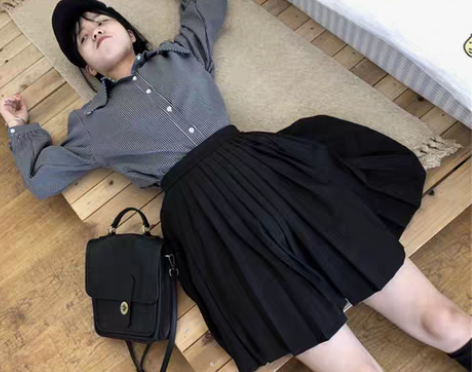 转卖「衣服满50包邮」胖mm百褶裙中裙女韩...