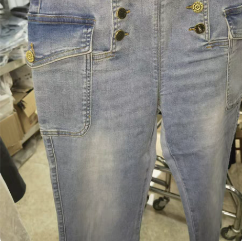 包邮重磅纽扣浅蓝色喇叭牛仔裤 左右侧有口袋...