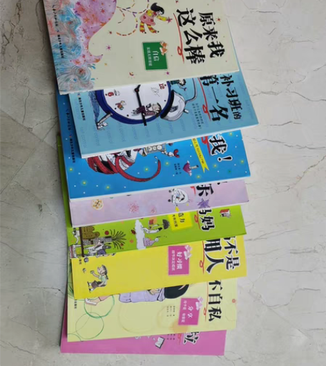 励志校园小说第一辑，8本套出。 自提或运费...