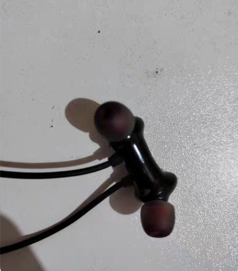 一加颈挂耳机 云耳 z2 东西都在，但少了...