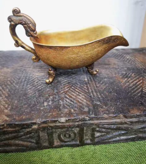 包邮元，铜鎏金螭龙酒杯，錾刻工艺一流 感兴趣的话点“我想要”...