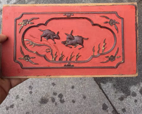 包邮朱红漆鎏金花板，雕刻工艺精细。樟木材质...