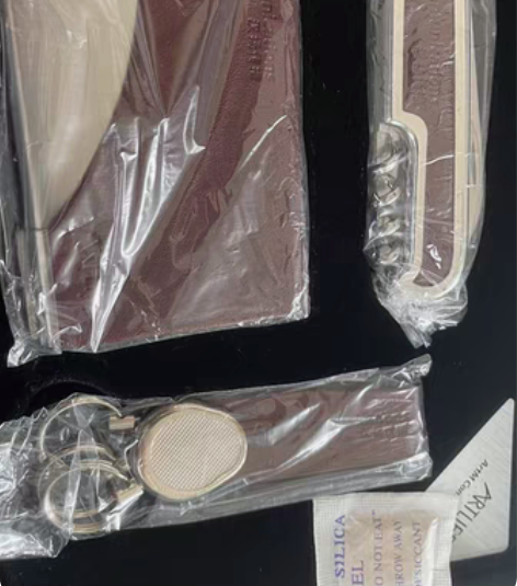 小礼品 一个名片夹 一把军刀 一个钥匙扣 ...