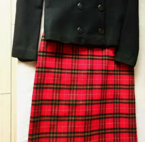 羊绒面料红与黑职业经典套装 原价1800元...