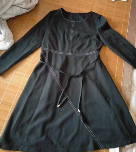 朝花夕拾连衣裙,秋款,有吊牌。原价350买...