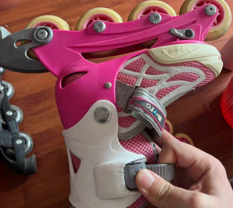 迪卡侬儿童旱冰鞋，全套护具，女儿两年前玩儿...