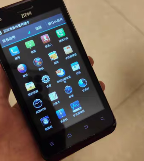 中兴u807手机，蓝色后盖，类肤质材质，手...